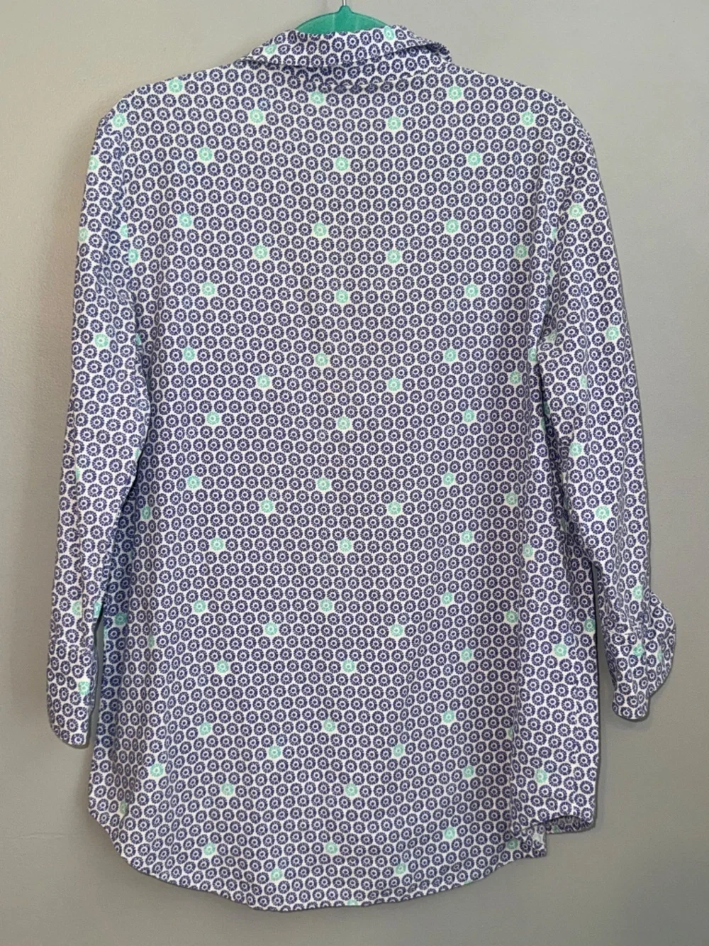 Vineyard Vines sleeves shirttail